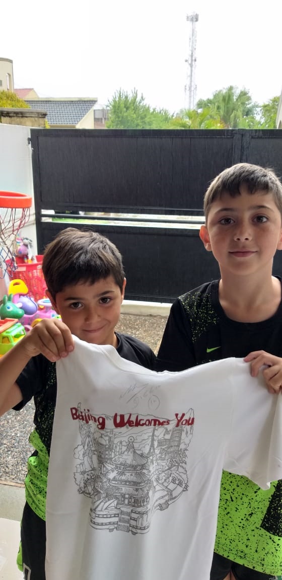 RECUERDO. Santiago y su hermano, con una remera que les firmó Diego. 