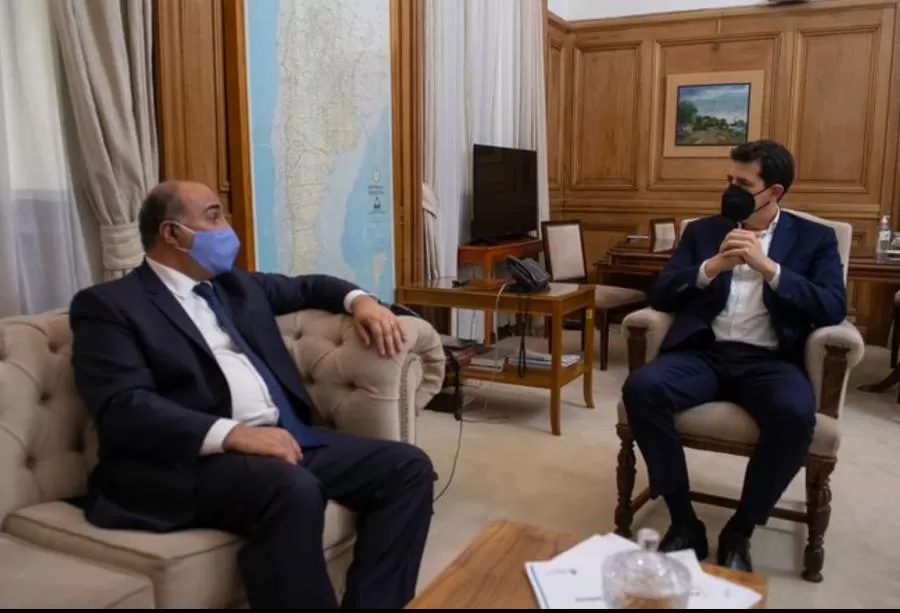 ENCUENTRO. Juan Manzur en una reunión con Wado de Pedro, durante un viaje que el gobernador hizo a Buenos Aires en agosto. 