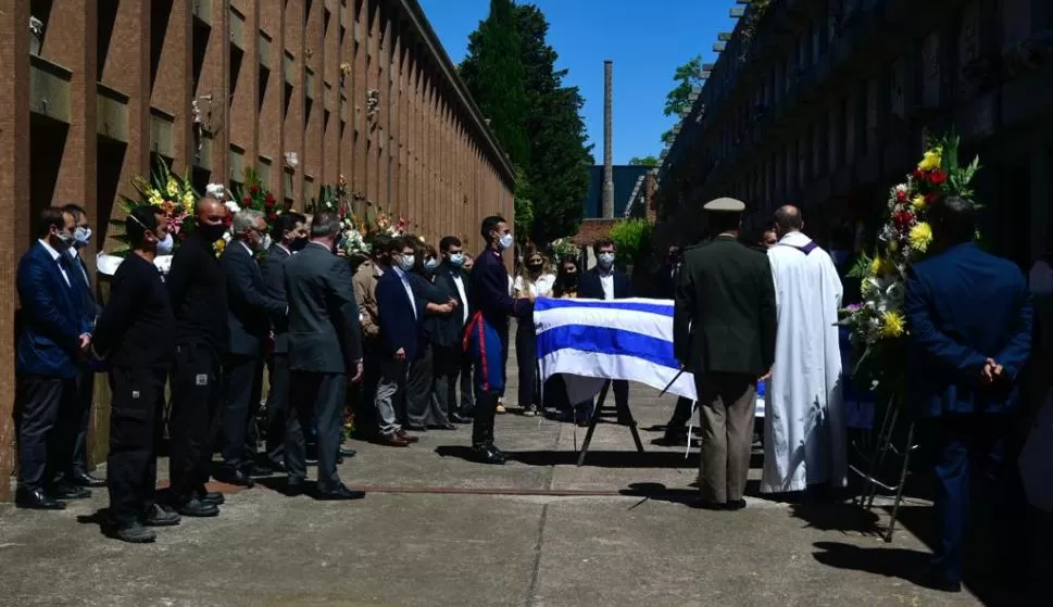 Miles de personas despiden a Tabaré Vázquez en Uruguay