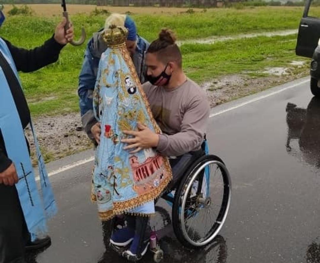 En silla de ruedas llegó hasta el límite con Catamarca para agradecer a la Virgen del Valle