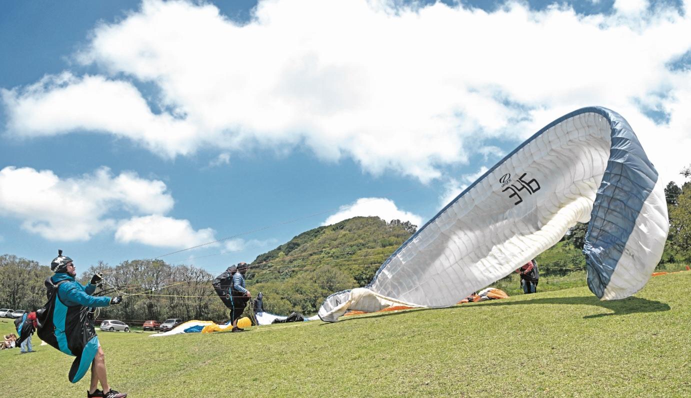 EN PLENO TRAJÍN. La preparación para alzar vuelo en el cerro San Javier requiere de una serie de pasos precisos y seguros.