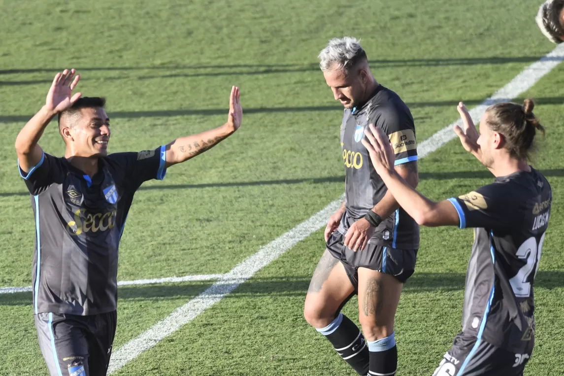 Guillermo Acosta festeja su gol en Santa Fe.