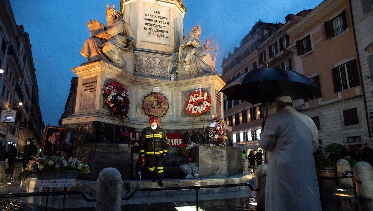 UNA TRADICIÓN. Aunque la pandemia obligó a cancelar la tradicional visita papal vespertina, Francisco fue antes de las 7.