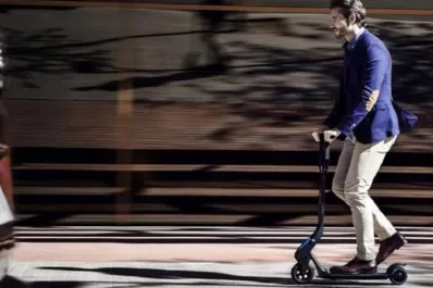 La Capital exigirá seguro y carnet para andar en monopatín