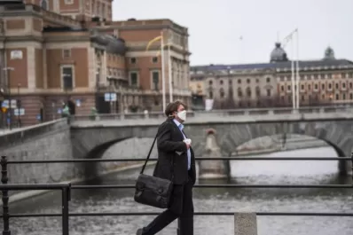 Covid-19: Suecia abandona el modelo de acatamiento voluntario e impone fuertes restricciones