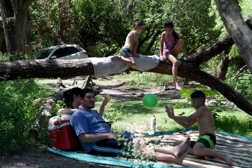 DESCANSANDO Y JUGANDO. Un grupo familiar disfruta la jornada  