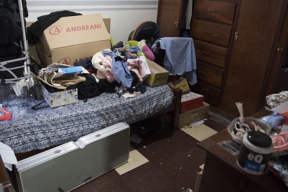 DESORDEN. Los delincuentes vaciaron los placares en busca de dinero.