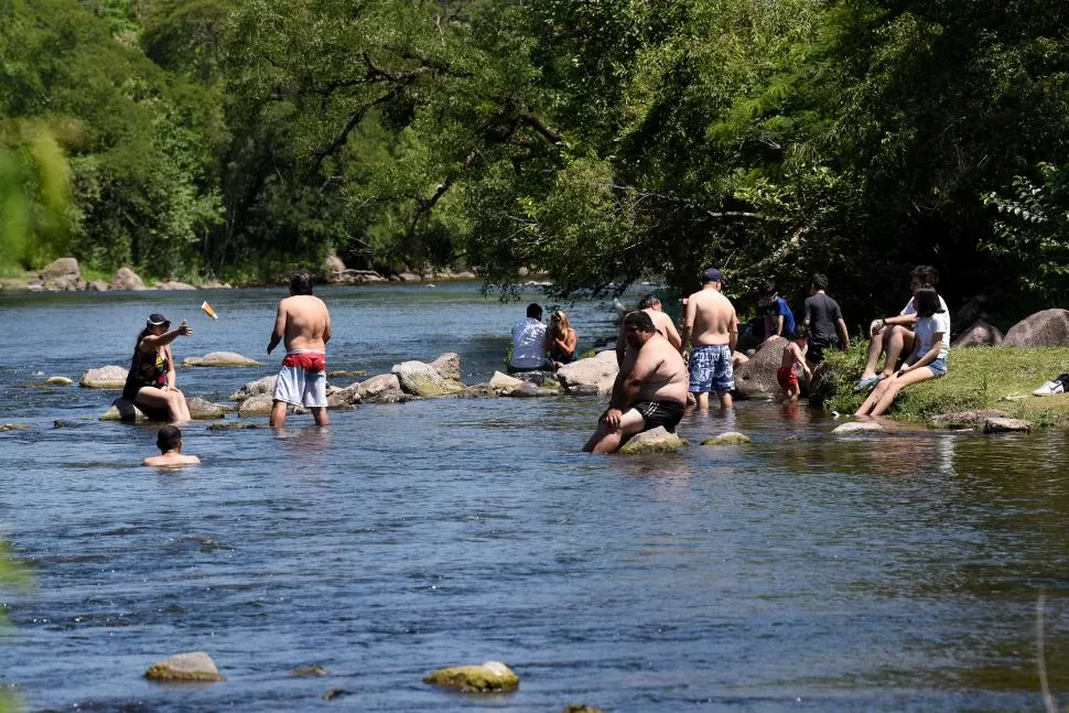 MOJÁNDOSE LOS PIES. La mayoría de los bañistas aprovechó para meterse al agua y disfrutar de la tranquilidad de un día feriado, yendo en familia, en parejas o solos para mitigar el calor en el gigantesco espejo de agua. 