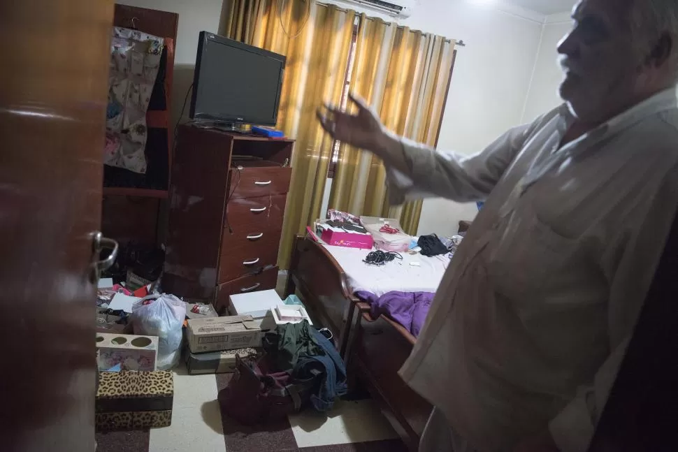 “DIERON VUELTA TODO”. Resignado, Amadeo Álvarez muestra el desorden que los delincuentes le dejaron en la casa después del robo. 