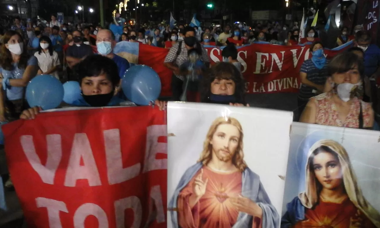 Un día antes del debate, tucumanos provida marcharon al Monumento del Bicentenario