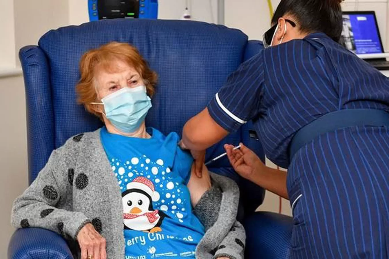 primera mujer vacunada. Foto AP