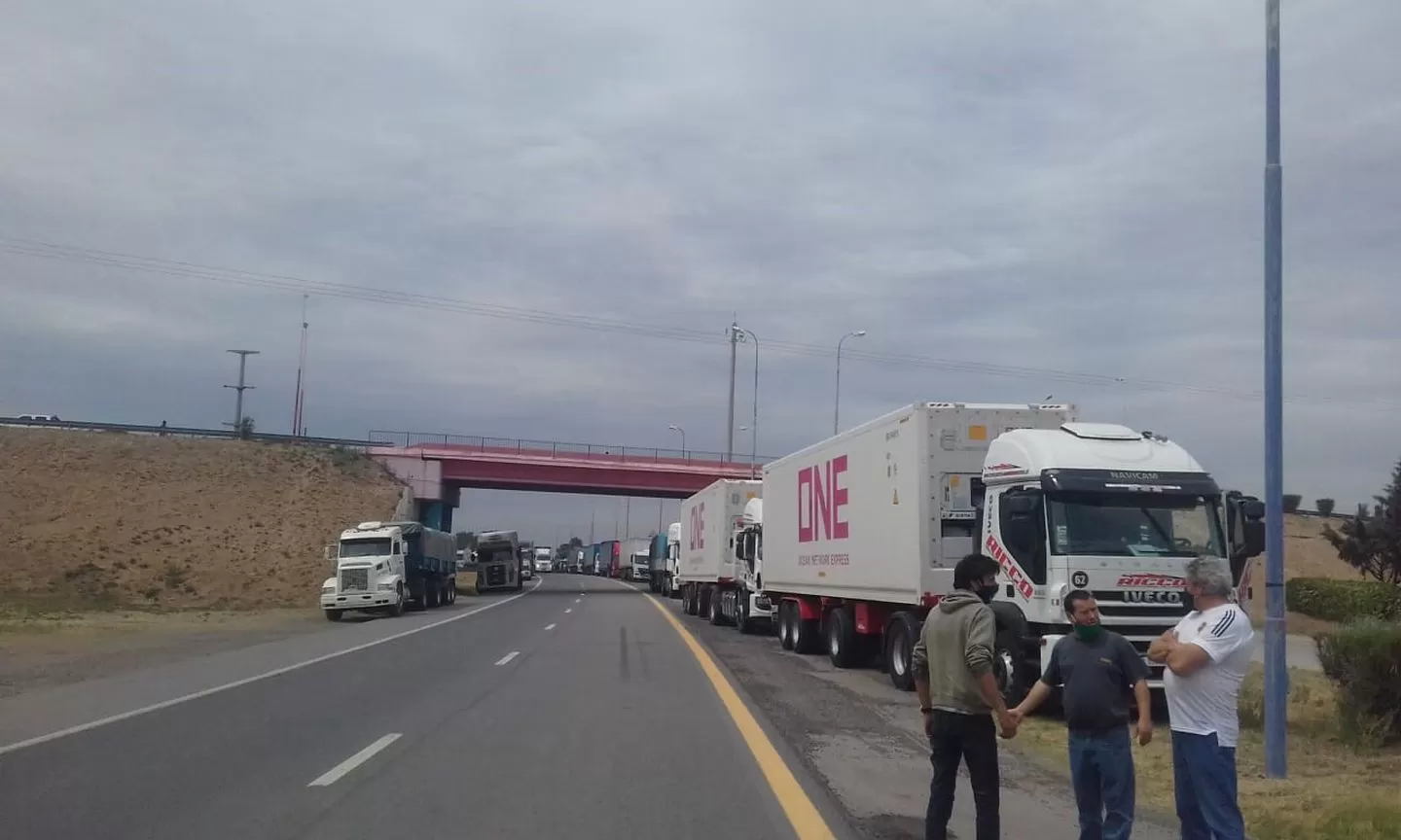 Las restricciones de circulación y de acceso a determinadas provincias generó complicaciones al trabajo rural, una de las actividades consideradas esenciales. FOTO TN.