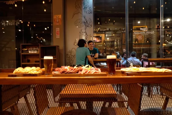 En San Miguel de Tucumán, desde esta noche los bares podrán abrir hasta las 2