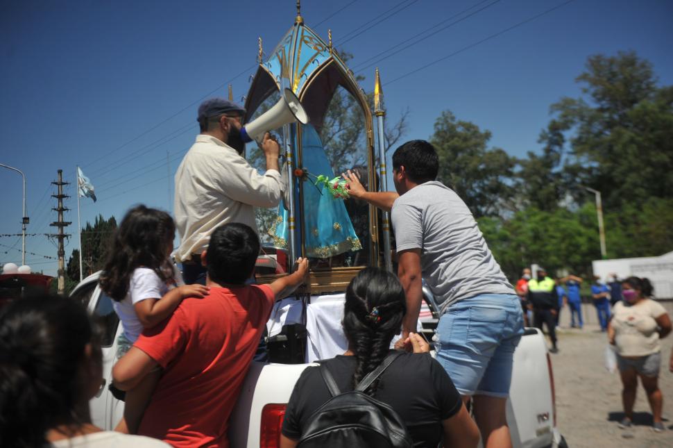 DEVOCIÓN. En La Reducción, los fieles también salieron al encuentro.