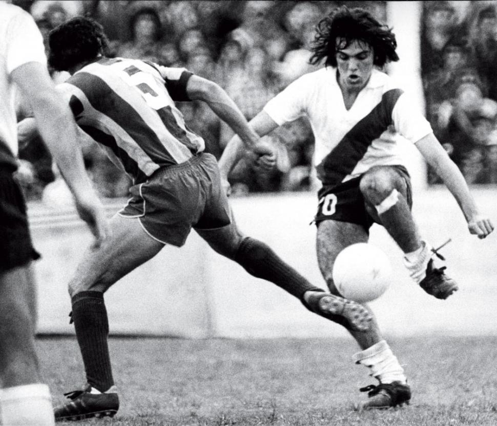 EN RIVER. Debutó en 1974. Eclipsado por Alonso, se fue a Leeds tras 118 partidos, en los que marcó 11 goles.