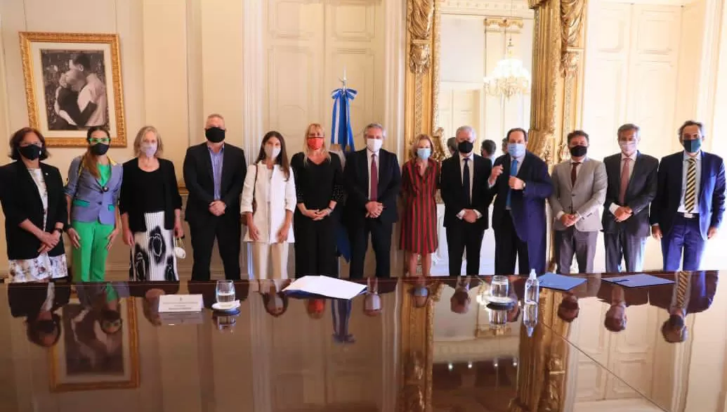 PRESENTACIÓN. El equipo de expertos designados para analizar una eventual reforma judicial, entre los que se encuentra la presidenta de la Corte Suprema de Justicia de Tucumán, Claudis Sbdar (segunda desde el presidente, Alberto Fernández, hacia la izquierda), entregó el informe final al mandatario.