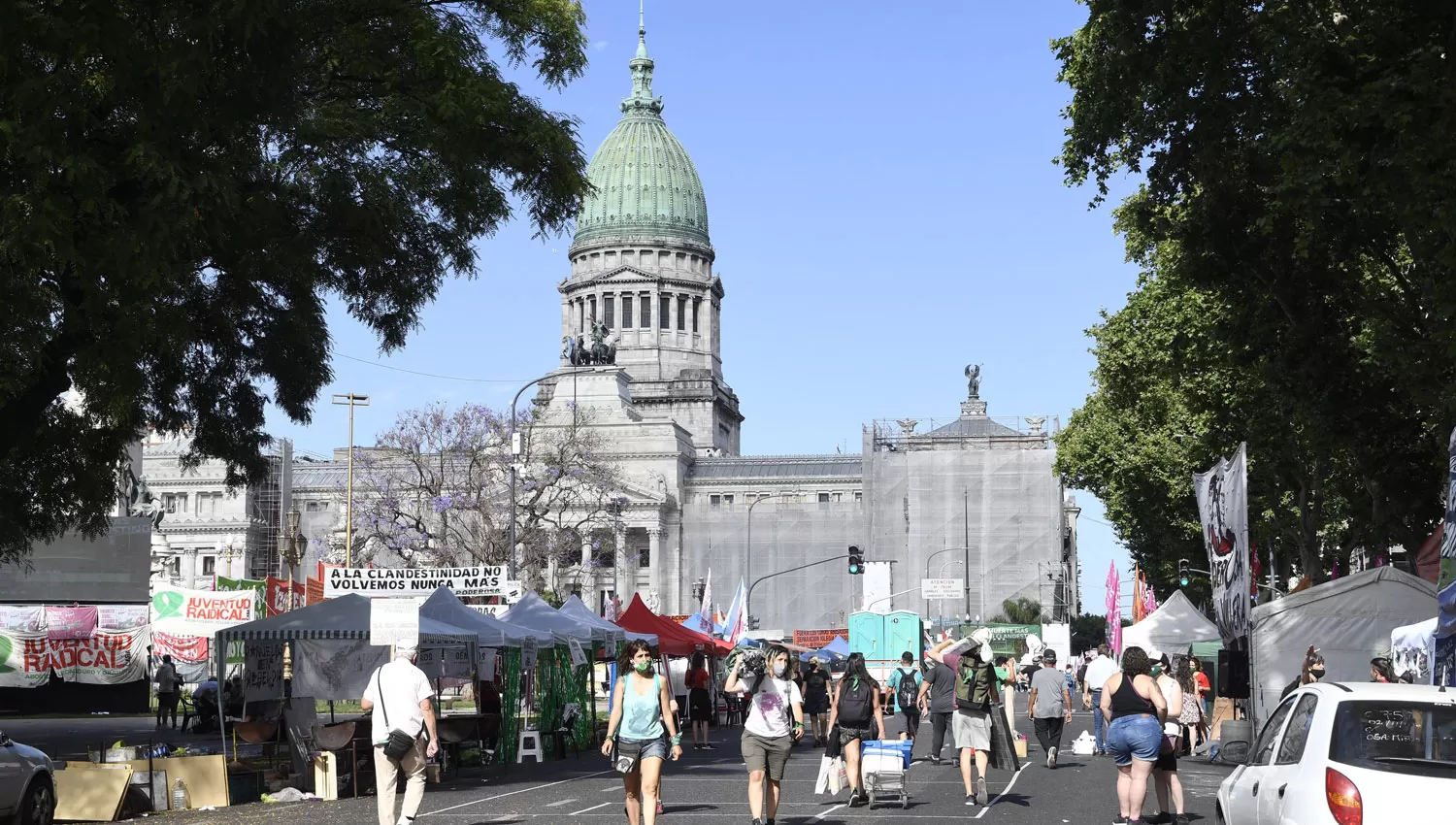 EN LA PLAZA. Militantes verdes y celestes ya ocupan lugares frente al Congreso. 