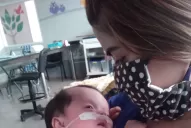 Casi muere por covid y ahora reza para que su bebé mejore