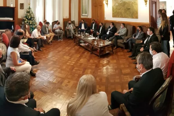 El ministro Cabendié llegó a Tucumán y se reunió con Jaldo en la Casa de Gobierno