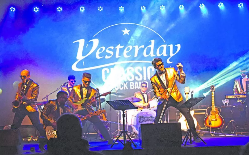 EN PLENO SHOW. Luciano Giri interpreta los temas famosos de The Beatles. 