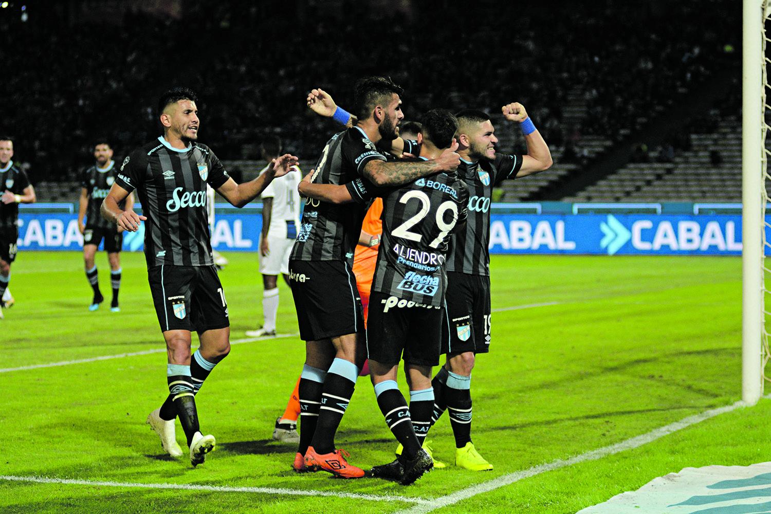 Talleres y una visita de riesgo. El “Decano” deberá viajar a Córdoba en la fecha 2. La “T” se hizo fuerte en la clasificación en el grupo de la muerte. En la foto, Toledo festeja uno de sus goles en el 2-3 de abril del año pasado.