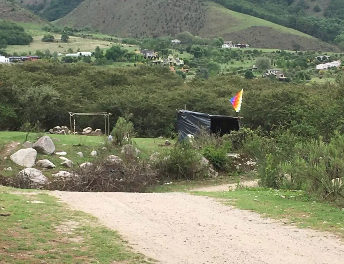 PLÁSTICOS Y WIPHALA. La imagen se ha repetido a lo largo del valle.