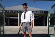 Un estudiante fue de pollera a recibir su diploma y lo discriminaron