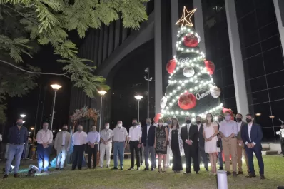 Árbol encendido, pedidos de prosperidad y saludos navideños en la Legislatura