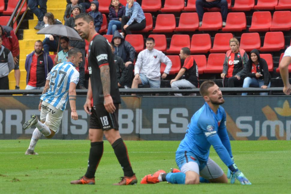 Colón, otro líder inesperado. Atlético y Colón lideraron sus grupos y no fueron muchos los que apostaron por ellos. El “Sabalero” relegó a Independiente de la mano del “Pulguita”. En la foto, el festejo de Lotti en el último triunfo (2-0).