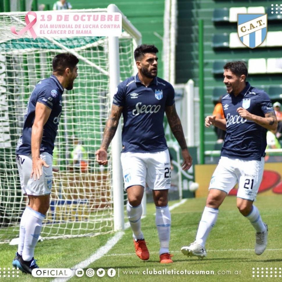 Banfield en casa, después de tres años. El “Taladro” ganó los tres primeros partidos de la Copa. Luego se lesionó Cuero y perdió fuerza. Igual es un rival duro. Desde 2017 no visita Tucumán. En la foto, Toledo y Erbes celebran en el último 2-1.