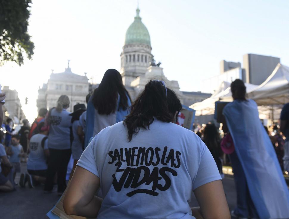 ORANDO FRENTE AL CONGRESO. Grupos pro vida se encomendaron a Dios.