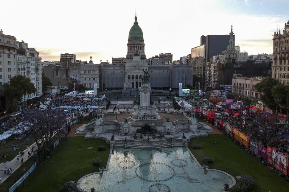 CONGRESO DE LA NACIÓN. Rodeado de pañuelos verdes y celestes. 