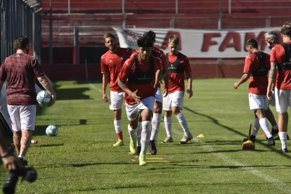 CON AIRES RENOVADOS. El plantel “santo” se entrenó esta semana con otra cara, luego del vital triunfo ante Defensores. 