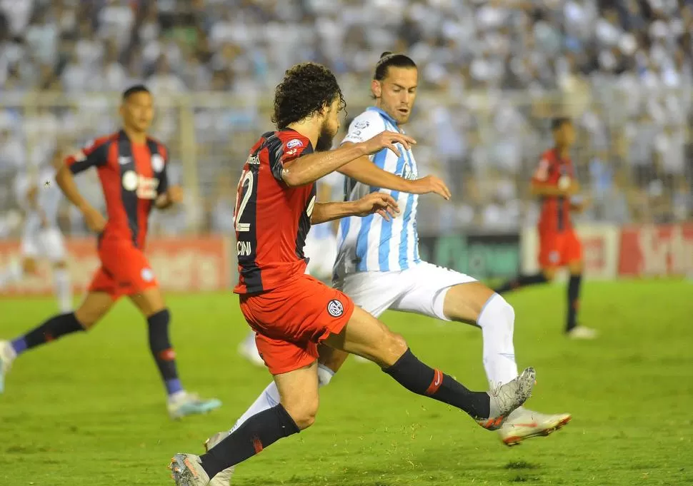   San Lorenzo, ¿el más fuerte? Está claro que el equipo dirigido por Mariano Soso es el único “grande” del grupo. Sin embargo, surgen dudas sobre si será el rival más duro. Los hermanos Romero son las armas más fuertes, pero no terminó de convencer en la primera etapa. En la foto, Melano, durante el 2-2 en el último duelo.