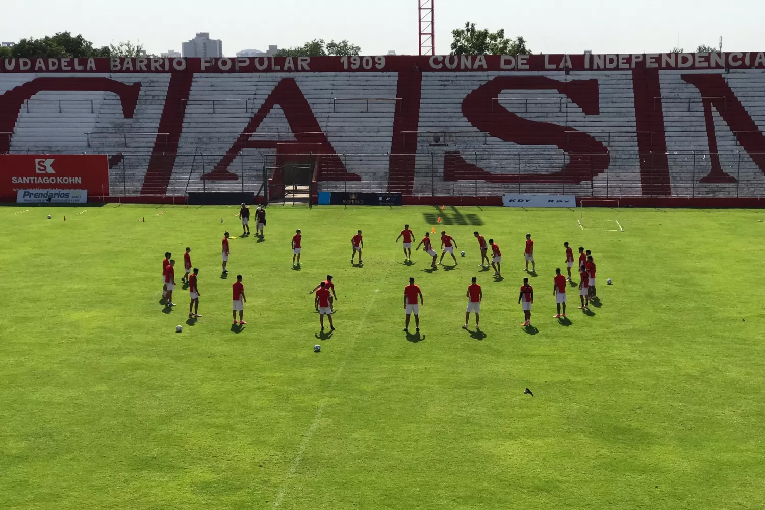 SÁBADO SOLEADO. El plantel santo se entrena en La Ciudadela. Foto de Twitter @CASMOficial