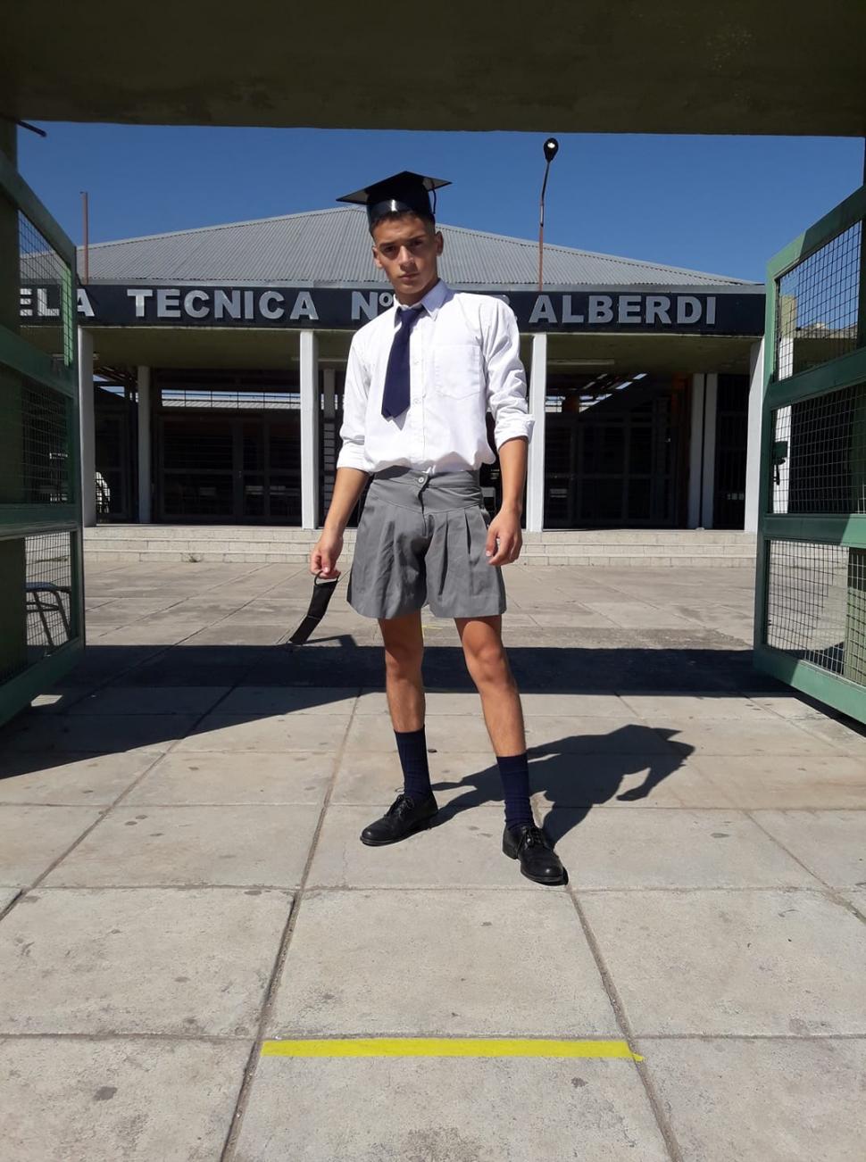 VESTIDO COMO SE AUTOPERCIBE. Luis Villafañe, de 18 años, al egresar de una escuela de Alberdi. 