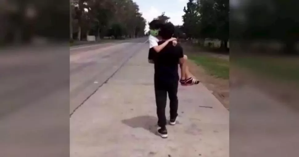 ESCÁNDALO. Su papá la alzó en brazos para cruzar el límite a pie. 