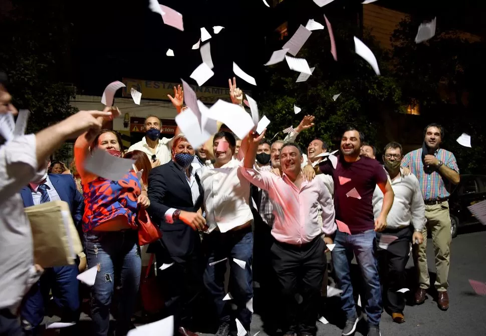 LOS FESTEJOS DEL JUEVES. La lista del “Frente Institucional” consagró a todos sus candidatos. 