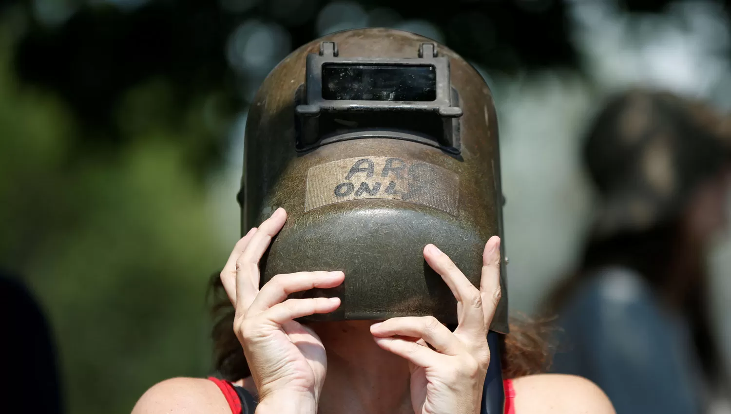 ALTERNATIVA. La máscara de soldador puede utilizarse para ver un eclipse, aunque también por un breve lapso de tiempo. 