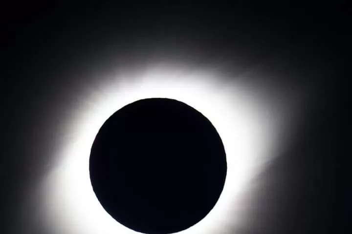 FENÓMENO SOLAR. Hacia el mediodía de mañana se producirá un eclipse total de Sol, y el fotógrafo Carlos di Nallo se encuentra en la Patagonia para registrarlo.