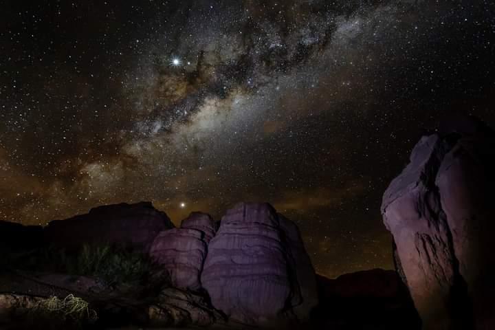 FENÓMENO SOLAR. Hacia el mediodía de mañana se producirá un eclipse total de Sol, y el fotógrafo Carlos di Nallo se encuentra en la Patagonia para registrarlo.