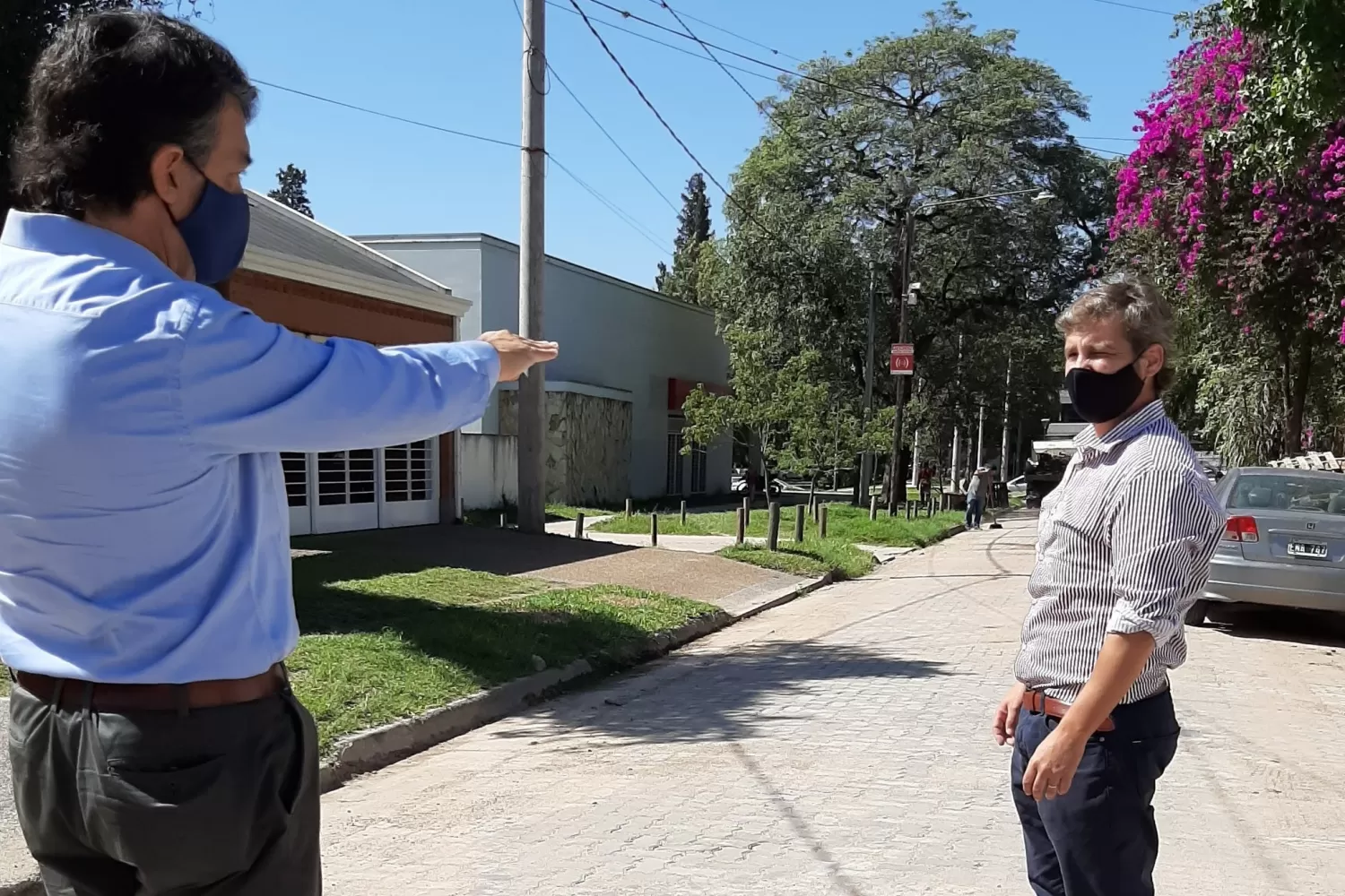 EN LA CIUDAD JARDÍN. Mariano Campero recorre obras de adoquinado. Foto Prensa Yerba Buena