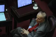 Carlos Menem sigue internado por una infección urinaria y le suministran antibióticos