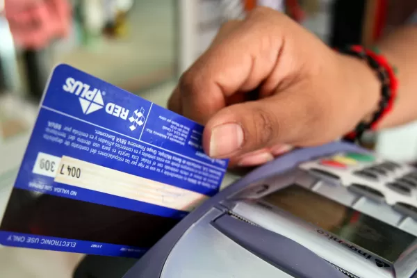 La AFIP sube los reintegros para compras tarjetas de débito