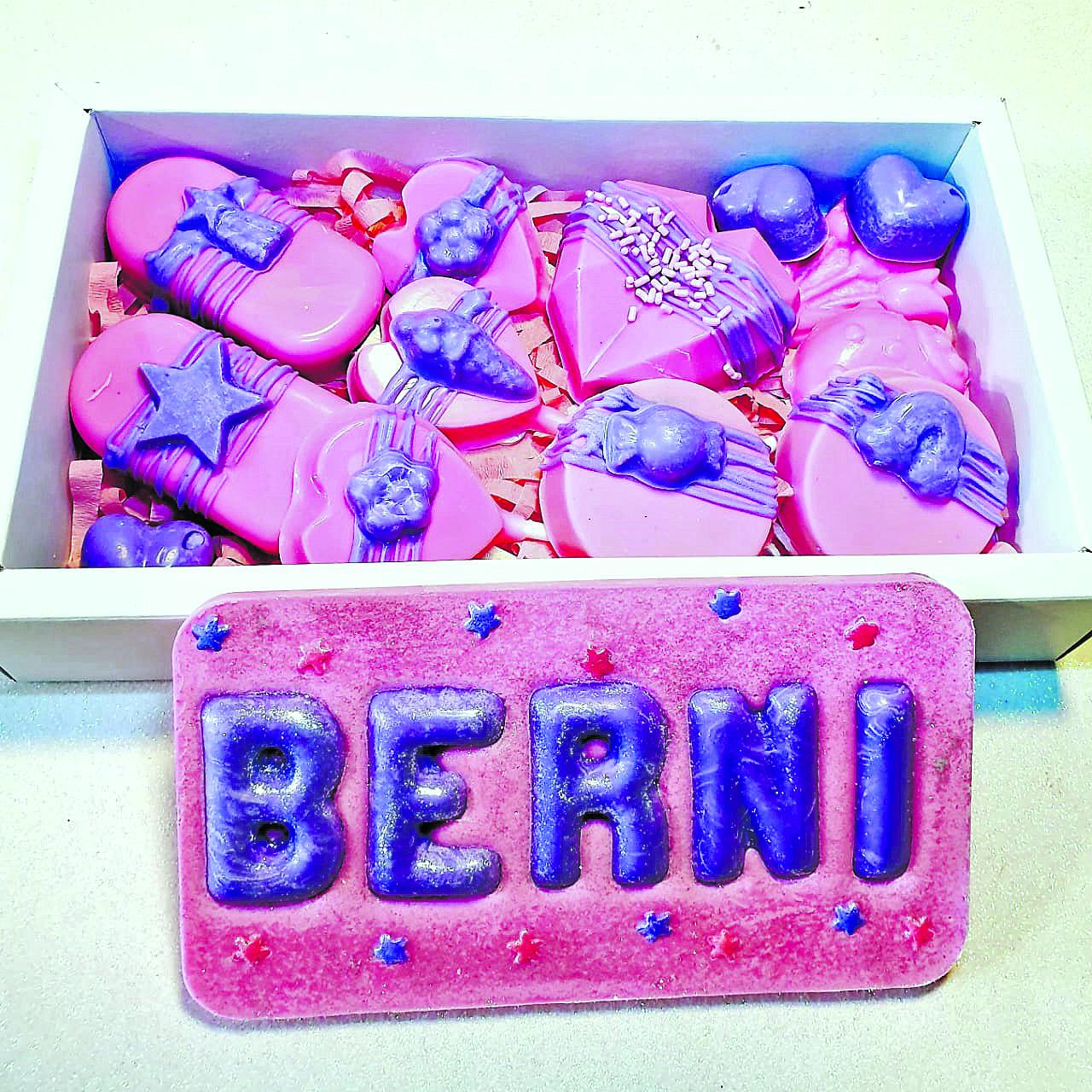 CON DEDICATORIA. Las cajas de bombones de “Dulce Carito”.