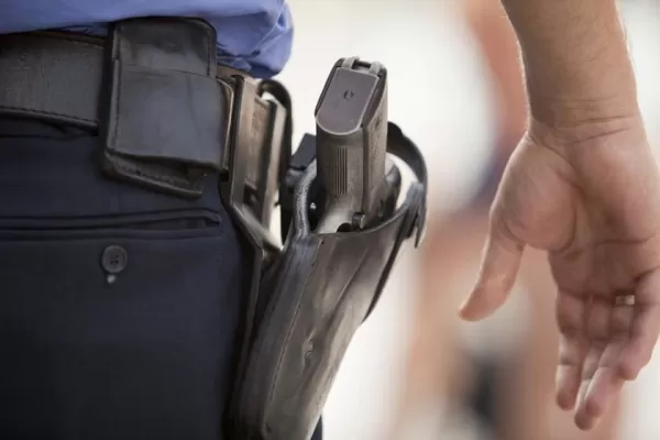 Un oficial de Policía fue detenido por agredir y amenazar a su esposa