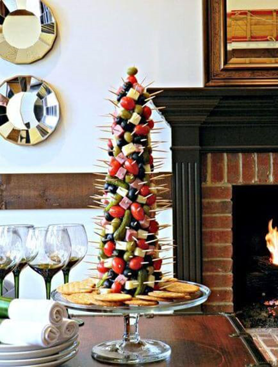 MESA DE COMIDAS. El estilo buffet permite que cada uno se sirva (con barbijo) y minimiza riesgos de covid-19. 