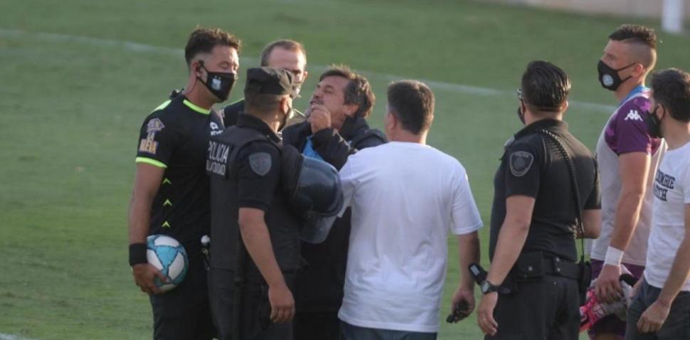 ESCÁNDALO. Tras el 0-1 y en medio de los incidentes, Caruso Lombardi explotó contra Nelson Sosa (de barbijo), el juez que el sábado dirigirá a San Martín, en Junín.