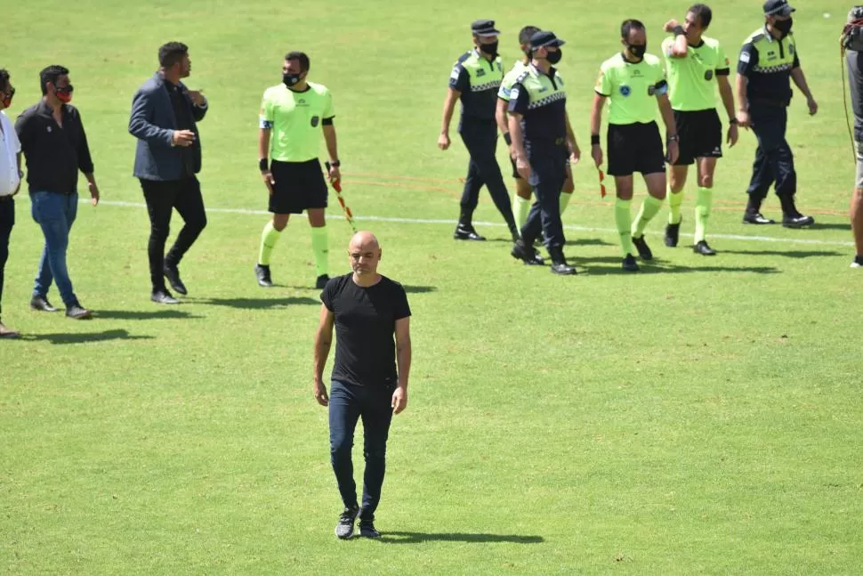 CRUCE. Tras el 0-1 con Tigre, Gómez discutió con Echavarría y su terna. “Sabíamos que esto iba a pasar esto. Adentro de la cancha no hay ningún guapo”, dijo el DT.