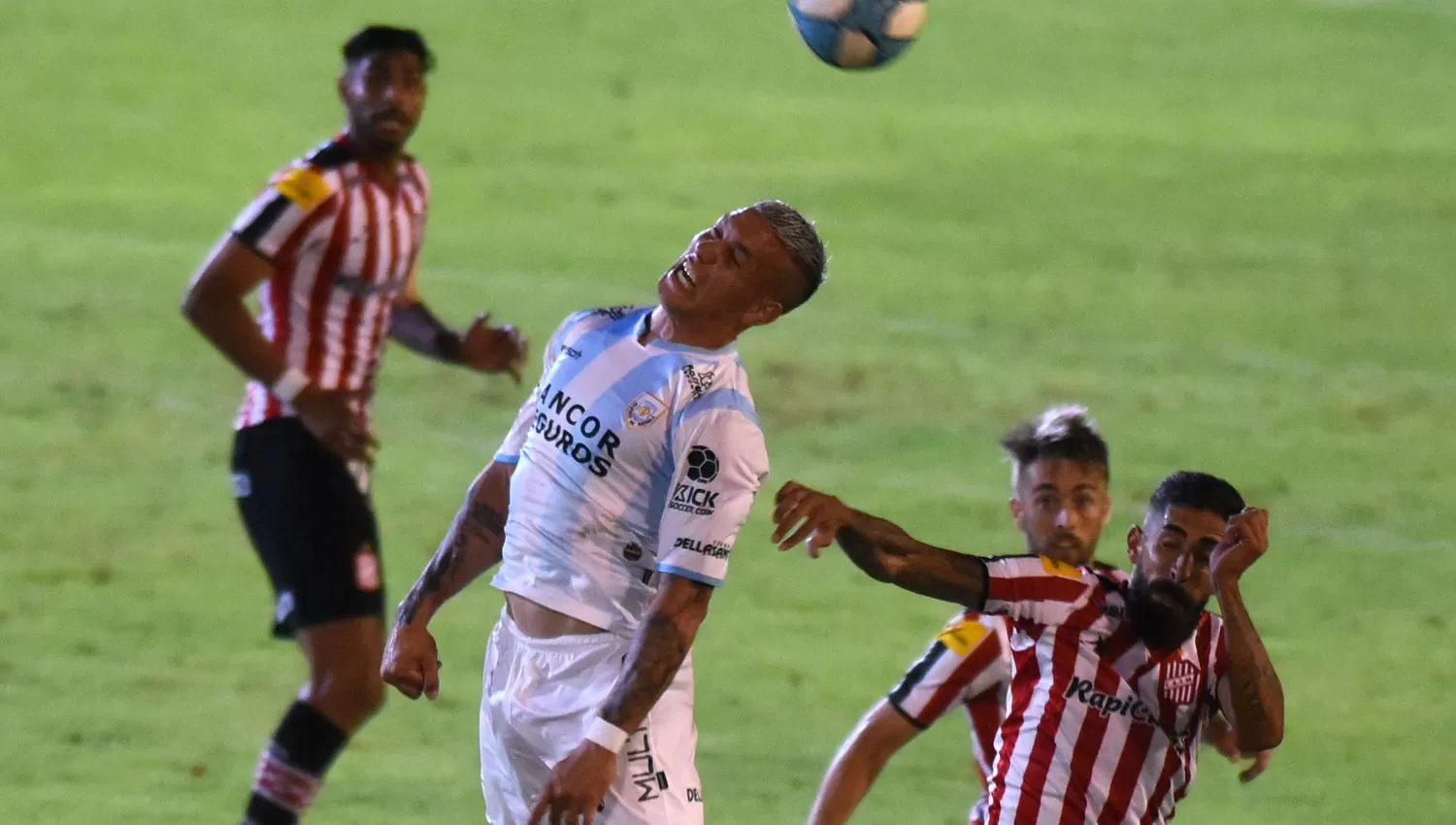 BAJAS. Orellana (adelante) y Varela (al fondo) fueron inhabilitados por una fecha.